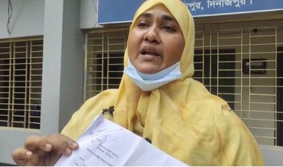 মিথ্যা অপবাদ দেওয়ায় আত্মহত্যার চিরকুট নিয়ে এলজিইডি অফিসের সামনে নারী