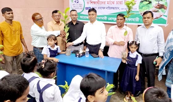 নীলফামারী প্রেসক্লাবের উদ্যোগে শহীদদের স্মরণে গাছের চারা বিতরণ
