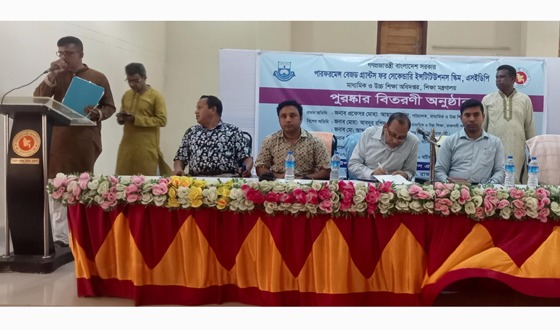 তানোরে মেধাবী শিক্ষার্থীরা পেলো ক্রেষ্ট ও সনদপত্র অর্থসহ সংবর্ধনা