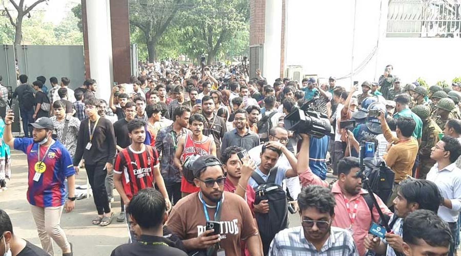 শিক্ষা উপদেষ্টার পদত্যাগ দাবিতে সচিবালয়ের ভেতরে শিক্ষার্থীরা, কাঁদুনে গ্যাস ছুড়ল পুলিশ