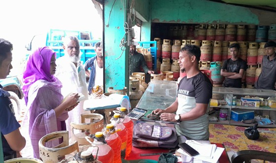 নাসিরনগরে বেকারি ও গ্যাস সিলিন্ডার দোকানে অভিযান, জরিমানা