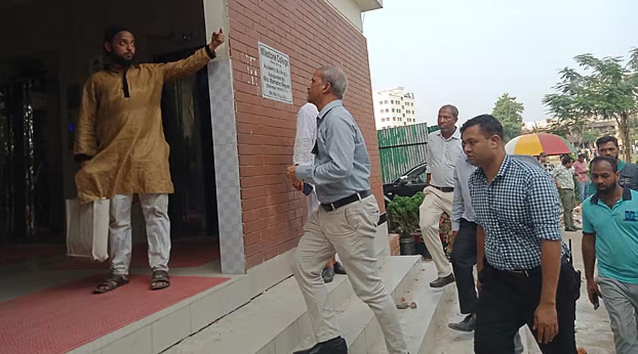 পাঁচ ঘণ্টা ধরে আটকা থাকার পরও শিক্ষার্থীদের বাধায় ফের ক্যাম্পাসে ফিরলেন উপদেষ্টা দল