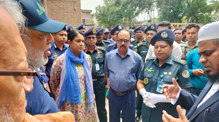 গোপালগঞ্জে সহিংসতার পর ক্ষতিগ্রস্ত স্থাপনায় পরিদর্শনে দুই উপদেষ্টা