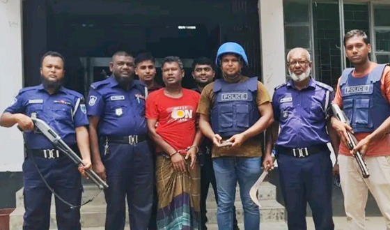 রূপসায় অস্ত্রসহ আটক ৩