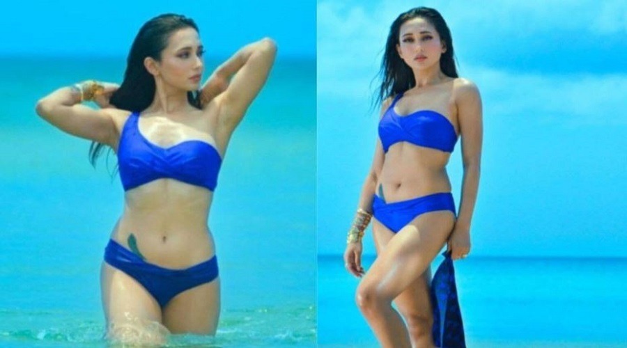 খোলামেলা রূপে ধরা দিলেন মিমি