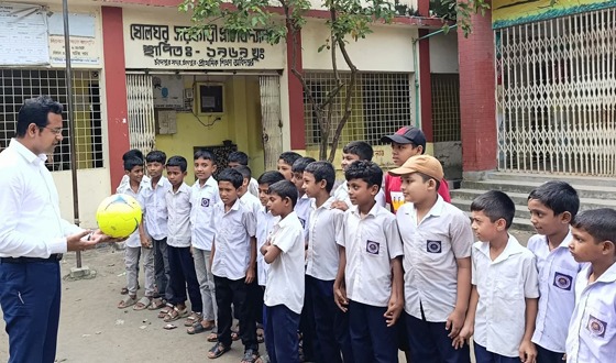 চাঁদপুর সদর ইউএনও'র ফুটবল বিতরণ