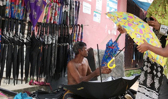 নওগাঁয় বর্ষার আগমনে বেড়ে যায় ছাতা কারিগরদের ব্যস্ততা