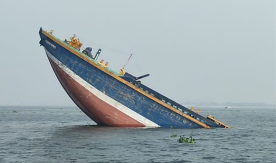মেঘনায় ডুবে গেছে ছয়টি বাল্কহেড