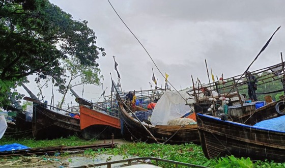 উত্তাল সাগরে টিকতে না পেরে উপকূলে নোঙর করে আছে ফিশিংবোটবহর