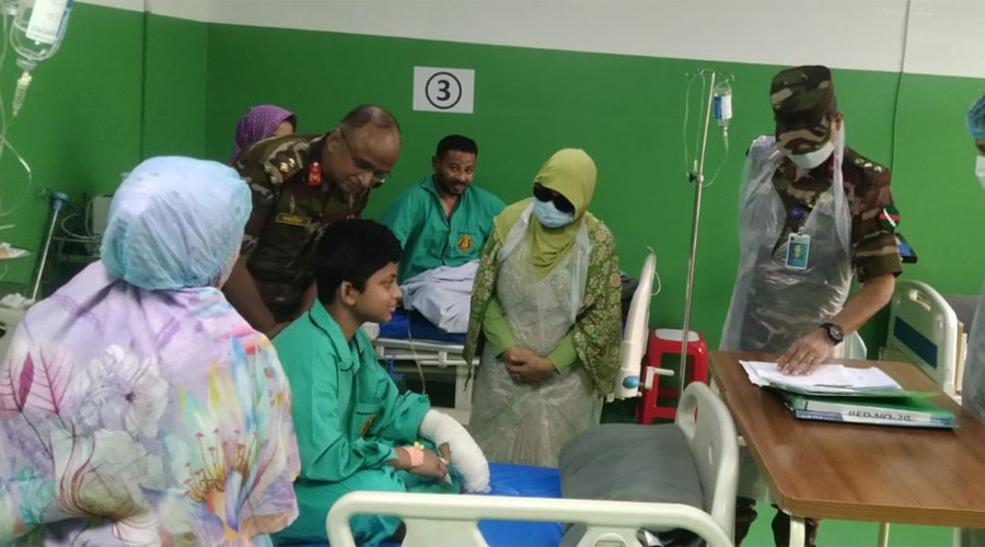 বিমান বিধ্বস্তে আহতদের দেখতে সিএমএইচে স্বাস্থ্য উপদেষ্টা