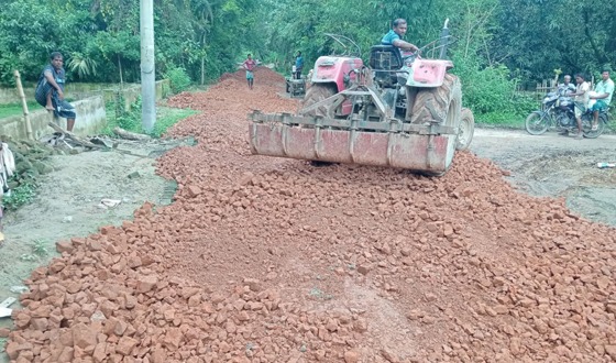 মেহেরপুরে সড়ক সংসংস্কারে পরিত্যাক্ত ইট ব্যবহারের অভিযোগ