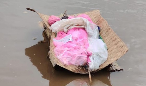 কলা গাছের ভেলায় ভেসে এলো ভারতীয় শিশুর লাশ