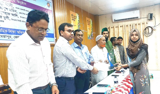 গোমস্তাপুরে শ্রেষ্ঠ শিক্ষার্থীদের মধ্যে পুরস্কার বিতরণ
