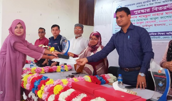 কটিয়াদীতে শ্রেষ্ঠ শিক্ষার্থীদের মাঝে ক্রেস্ট ও সার্টিফিকেট বিতরণ