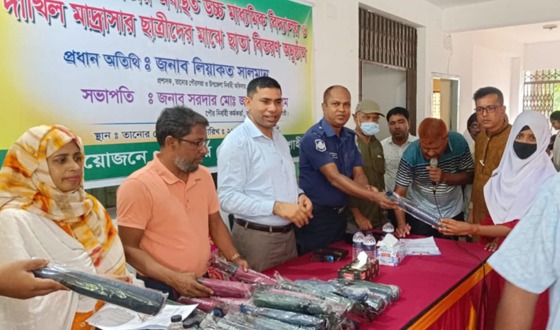 তানোরে মাধ্যমিক পর্যায়ের ৯শ' ১০ জন ছাত্রী পেলো উপহার