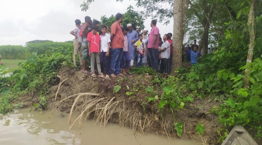 মাদারীপুরে আড়িয়াল খাঁ নদী ভাঙনে দিশেহারা দুই শতাধিক পরিবার