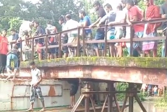 বাউফলে বালু ভ‌র্তি কার্গো ব্রিজের সাথে ধাক্কা লেগে ড্রাইভারের দেহ থেকে মাথা বিচ্ছিন্ন