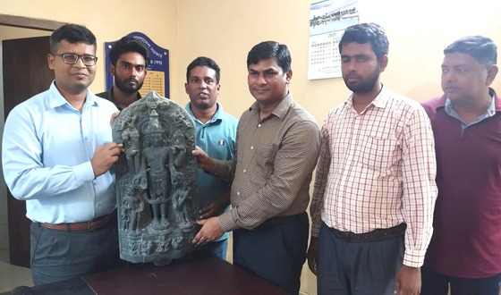চাটমোহরে উদ্ধারকৃত বিষ্ণুমূর্তি প্রত্নতত্ত্ব অধিদপ্তরের কাছে হস্তান্তর