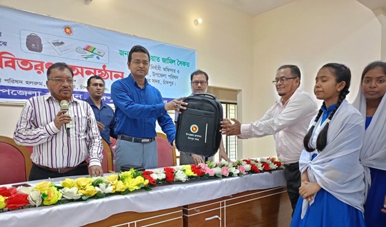 চাঁদপুরের বিভিন্ন শিক্ষা প্রতিষ্ঠানে শিক্ষা উপকরণ বিতরণ