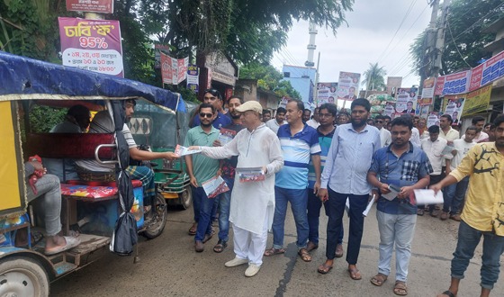 রহনপুরে বিএনপি নেতা তারিক আহমদের লিফলেট বিতরণ