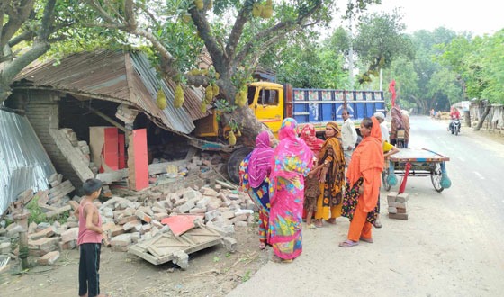 দৌলতপুরে ট্রাকের ধাক্কায় আহত ২