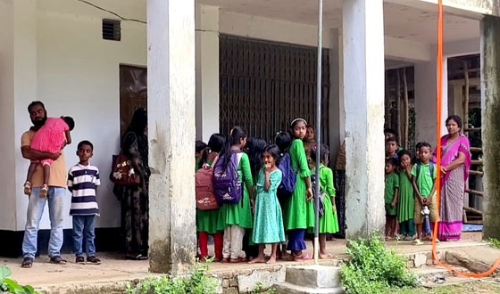 দুর্গাপুরে স্কুলের প্রধান ফটকে ঠিকাদারের তালা,পাঠদান ব্যাহত