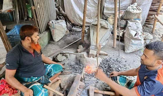 টুং টাং শব্দে মুখরিত ভূঞাপুরের কামারপল্লী