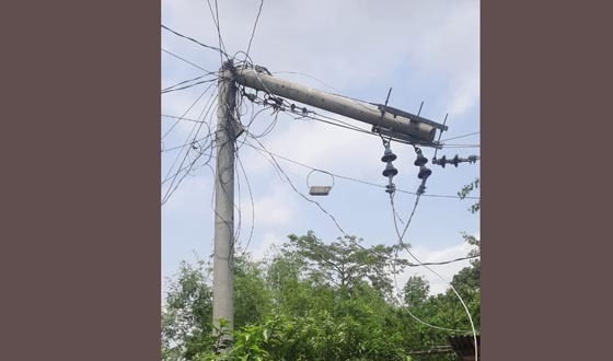 পার্বতীপুরে কালবৈশাখী ঝড়ে ২০ বৈদ্যুতিক খুটি ভেঙ্গে গেছে