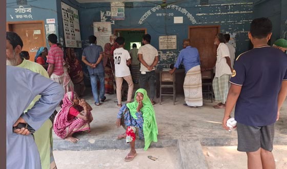 টাঙ্গাইলে ভিজিএফের চাল না পেয়ে ঘুড়ে যাচ্ছে শত শত অসহায় মানুষ