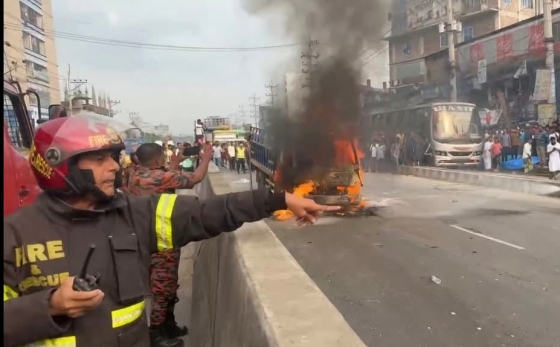 ঢাকা-টাঙ্গাইল মহাসড়কে চলন্ত পিকআপে আগুন