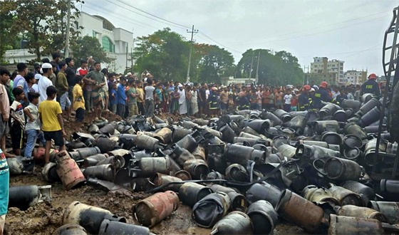 ২শ সিলিন্ডার নিয়ে উল্টে গেল ট্রাক, একে একে বিস্ফোরণ