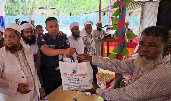 বাগেরহাটে অসহায় দরিদ্রদের মাঝে ঈদ উপহার বিতরণ