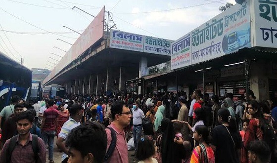 বাস টার্মিনালে যাত্রীর চাপ চরমে