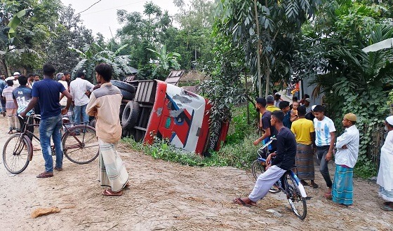 যাত্রীবাহী কোচ খাদে পড়ে ৫৫ যাত্রী আহত