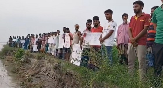 যমুনা নদীতে ভাঙন ঠেকাতে ভুঞাপুরে মানববন্ধন
