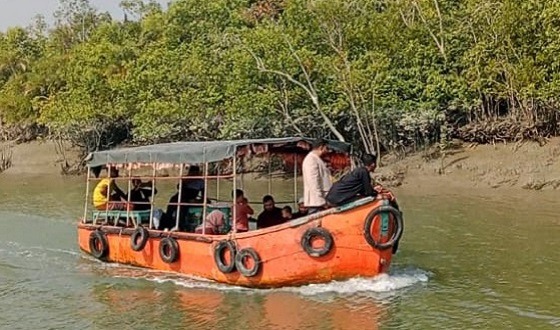 সুন্দরবনে নদী তীরবর্তি এলাকায় মানুষের পদচারণায় মুখরিত