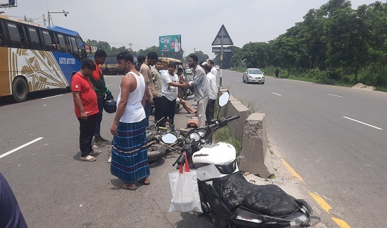 মোটরসাইকেল নিয়ে ঘুরতে বেরিয়ে বাসের ধাক্কায় কিশোরের মৃত্যু