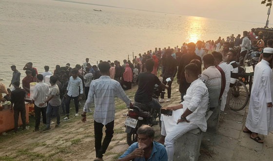 সুজানগরে পদ্মাপাড়ে পর্যটকদের উপচেপড়া ভীড়