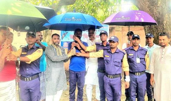 রহনপুর পৌরসভা ট্রাফিকদের মধ্যে ছাতা বিতরণ