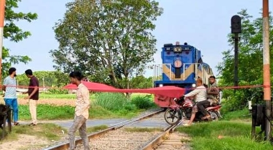 রাজশাহীতে যাত্রাবিরতির দাবিতে তিন ঘন্টা রেলপথ অবরোধ
