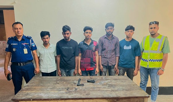 ঝিকরগাছায় চাইনিজ কুড়ালসহ ৫ ইভটিজার আটক