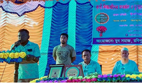 বিরলে কৃতি শিক্ষার্থীদের সংবর্ধনা ও দুঃস্থদের মাঝে বস্ত্র বিতরণ