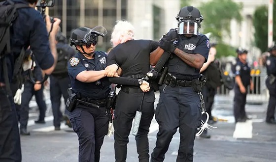 বিক্ষোভ ঘিরে লস অ্যাঞ্জেলেসে কারফিউ জারি