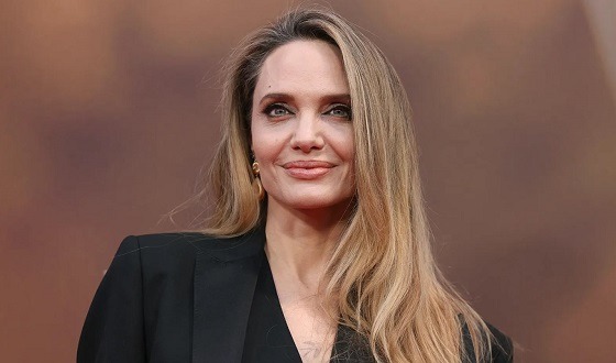 প্রথম অস্কার প্রাপ্তির ঘটনা নিয়ে এখনো বিব্রত জোলি