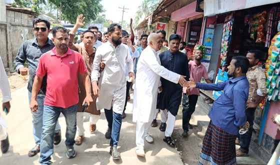 হিজলায় সাবেক এমপি মেজবা উদ্দিনের ঈদ শুভেচ্ছা বিনিময়