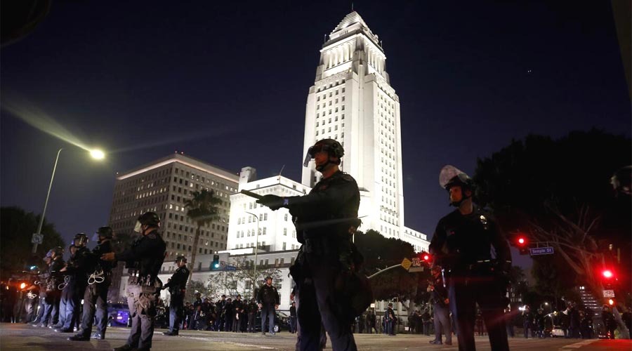 লস অ্যাঞ্জেলেসে বিক্ষোভে উত্তাল জনতা, টানা দ্বিতীয় রাত কারফিউ