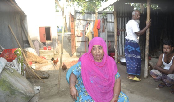কাহারোলে মায়ের ঠাই নেই ছেলেদের বাড়ীতে
