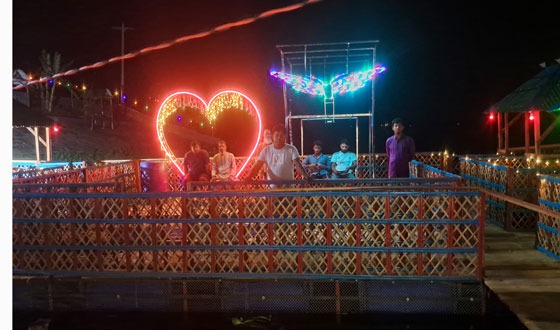 মতলব ধনাগোদা নদীতে ২শ’ ড্রামের ওপর ভাসমান রেস্তোরাঁ