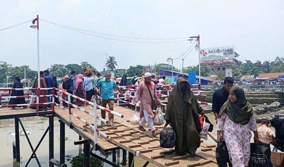 চাঁদপুরে লঞ্চ যাত্রীদের মাস্ক পরার আহ্বান