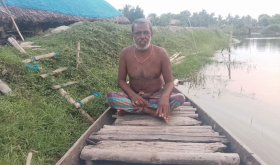দীর্ঘ ২৫ বছর নৌকায় সংসার করছে প্রতিবন্ধি খিরোদ মন্ডল